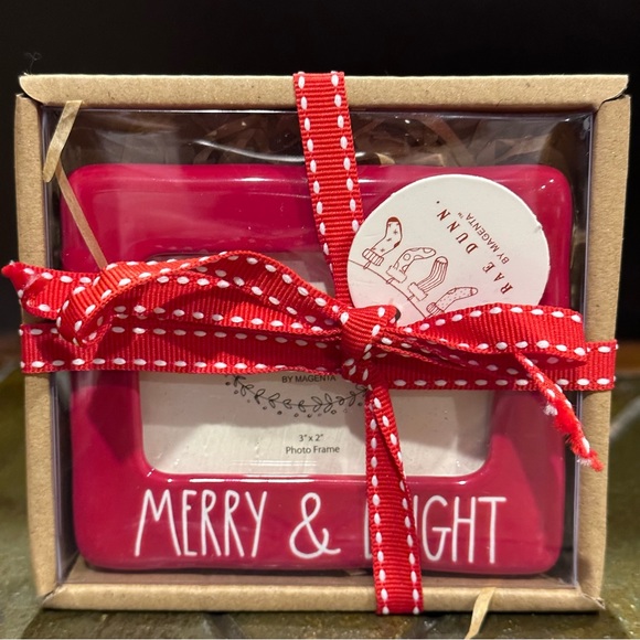 Rae Dunn MERRY & BRIGHT Red 3X2 Ceramic Christmas Picture Frame Ornament NEW!! - Picture 2 of 3